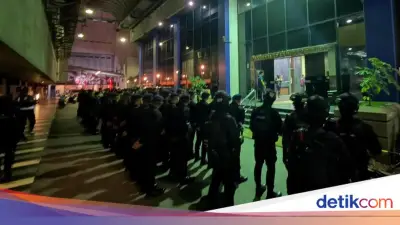 Puluhan Brimob Berjaga Ketat di Hayam Wuruk Jakarta, Diduga Ada Kasus Besar