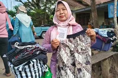 Puluhan Wisatawan Padati Pusat Oleh-Oleh Rengginang Bu Yatin di Borobudur