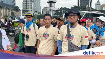 Ramaikan May Day di Monas, Buruh Pakai Kaos Desain Prabowo