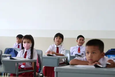 Sepatu Rp 27 Miliar dan Sesat Pikir Pendidikan Berseragam