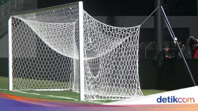 Suporter PSM Rusak Stadion Usai Dikalahkan Persib, Gawang Dibakar