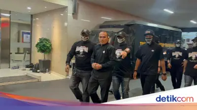 Tangan Diborgol, Eks Kasat Narkoba Polres Kubar Tiba di Bareskrim