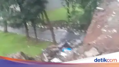 Tembok Pembatas di Ciputat Ambrol Akibat Hujan Deras, Tak Ada Korban