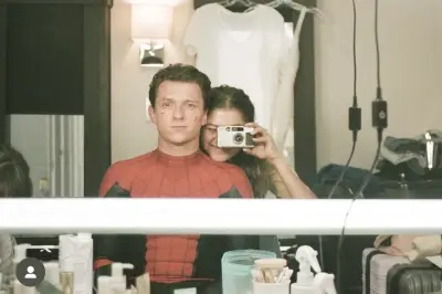 Tom Holland dan Zendaya Jalani Hobi Merajut Bersama di Rumah