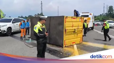 Truk Muatan Telur Terguling di Tol Jagorawi Akibat Pecah Ban