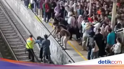 Viral: Penumpang Wanita Jatuh ke Rel di Stasiun Manggarai, KAI Imbau Hati-hati