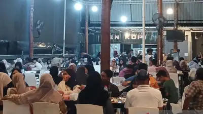 Warga Banda Aceh Penuhi Warkop Saat Listrik Padam Total