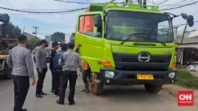 Warga di Tangerang Hadang Truk Tambang yang Langgar Jam Operasional