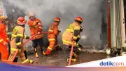 15 Jam Berlalu, Damkar Masih Padamkan Kebakaran Gudang di Jakbar