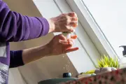 4 Cara Efektif Kurangi Rasa Asin pada Masakan
