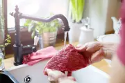5 Tips Membersihkan Daging Mentah Tanpa Dicuci, Lebih Higienis