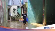 80 RT di Jakarta Masih Banjir Siang Ini, Air Capai 1 Meter