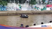 AHY Tinjau Kali Ciliwung Naik Perahu Karet, Kiri Kanan Penuh Sampah