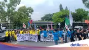 Aksi May Day, Massa Mahasiswa Merapat ke DPR RI