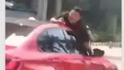 Aksi Nekat Pria Bergelantungan di Kap Mobil Merah di Jakbar, Polisi Selidiki