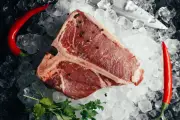 Alasan Tak Disarankan Mencairkan Daging di Suhu Ruangan