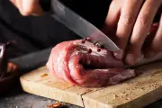Aman atau Tidak? Talenan Kayu untuk Daging Mentah