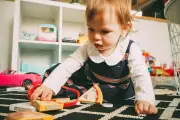 Anak Bernyanyi Sendiri Tanda Parenting Tepat dan Perkembangan Kognitif Sehat
