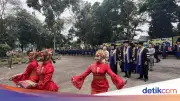 Anita Tanjung Hadiri Wisuda SMA CT Arsa, Disambut Tarian Kartika Sari