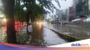 Banjir di Depan Gandaria City Jaksel, Lalin Padat Ketinggian Air 60 Cm