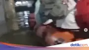 Banjir Landa Tangsel, Warga Dievakuasi Pakai Perahu Karet