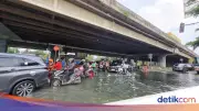 Banjir Masih Rendam Jalan di Puri Kembangan Jakbar, Lalin Macet Parah