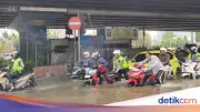 Banyak Motor Mogok Usai Terjang Banjir di Simpang Puri Kembangan Jakbar