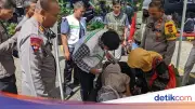 Brimob Evakuasi Warga Pingsan Saat May Day di Monas, Begini Kronologinya