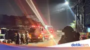 Brimob Polda Metro Bantu Padamkan Kebakaran Bengkel di Bekasi