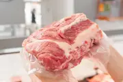 Cara Cepat Mencairkan Daging Beku Tanpa Merusak Tekstur