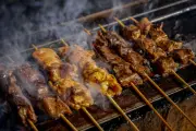Cara Efektif Hilangkan Bau Gosong Bakar Sate Idul Adha di Rumah