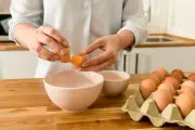 Cara Mudah Ambil Sisa Cangkang Telur yang Jatuh ke Adonan atau Masakan