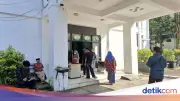 Cerita Orang Tua Antre di Dukcapil Urus IKD demi Daftar Sekolah Anak