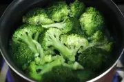 Chef Hotel Ungkap Cara Masak Brokoli Agar Tetap Hijau dan Renyah