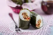 Daun Pisang vs Aluminium Foil: Mana Lebih Baik untuk Bungkus Makanan?