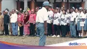 Deki Degei, Siswa Disabilitas di Nabire, Pimpin Upacara Hardiknas dengan Satu Kaki