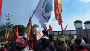 Demo Buruh di Depan DPR Tuntut Upah Layak dan Hentikan PHK Massal