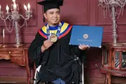 Dosen Unair Tanpa Kaki Raih Doktor Cumlaude IPK 4.00