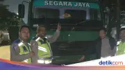 Dua Truk Trailer Lawan Arah di Jakut Ditilang Polisi