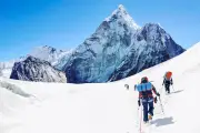 Everest Berubah: Ancaman Bukan Cuaca, Tapi Overload Pendaki
