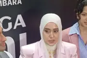 Fairuz A Rafiq Jadi Tempat Curhat Raihaanun di Film Keluarga Suami Adalah Hama