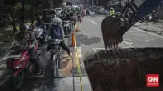 Gorong-gorong Picu Jalan Amblas di Lenteng Agung, Ditutup Pelat Besi