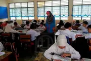 Guru: Buruh yang Dirayakan tapi Dibiarkan Bertahan
