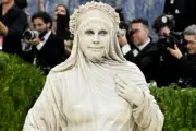 Heidi Klum Tampil Sebagai Patung Hidup di Met Gala 2026