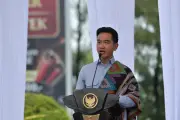 Hoaks! Gibran Rakabuming Raka Serahkan Surat Pengunduran Diri ke DPR