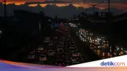 Hujan Deras di Jam Pulang Kantor, Tol Dalkot dan Arteri Jaksel Macet Parah