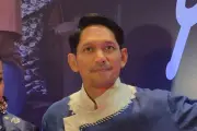 Ibnu Jamil Belajar Bahasa Gaul dari Aktor Muda Saat Syuting Film
