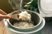Ini Alasan Jangan Mengaduk Nasi Setelah Matang, Bisa Rusak Tekstur