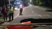 Jalan Ambles di Lenteng Agung Ganggu Lalu Lintas Jakarta-Depok
