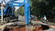 Jalan Lenteng Agung Ambles 16 Meter, Ini Jalur Alternatif Hindari Macet